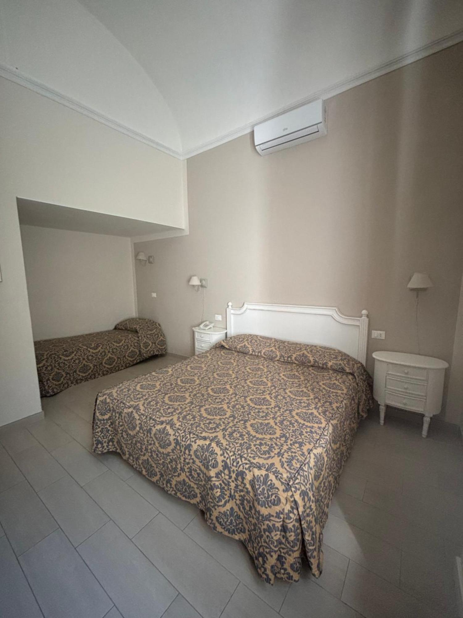 Villa Parisi Grand Hotel 卡斯蒂利翁切洛 外观 照片